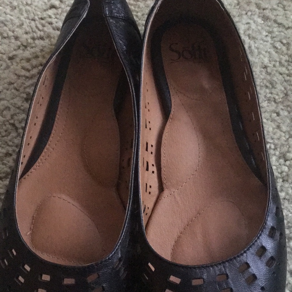 Comfortable Black Flats! - Picture 3 of 4